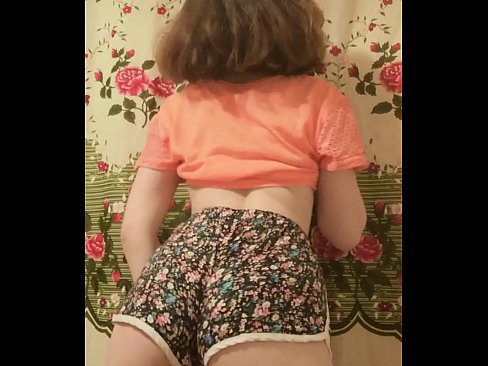 ❤️ Garota jovem e sexy tirando seus shorts da câmera ️ Porno em nós ❌❤