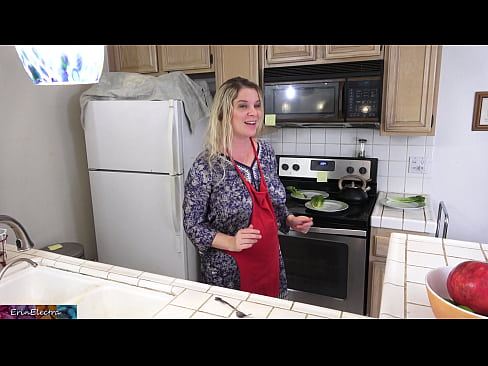 ❤️ A madrasta o ordenha na cozinha antes de sua data ️ Porno em nós ❌❤