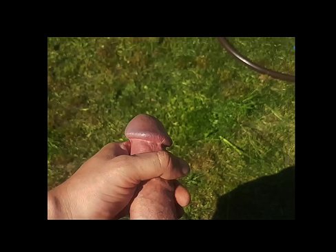 ❤️ A boazona se fode e se ejacula com um esguicho em um jardim de verão ️ Porno em nós ❌❤