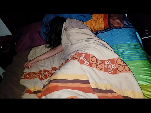 ❤️ Stepson berating sua jovem madrasta enquanto ela dorme. ️ Porno em nós ❌❤