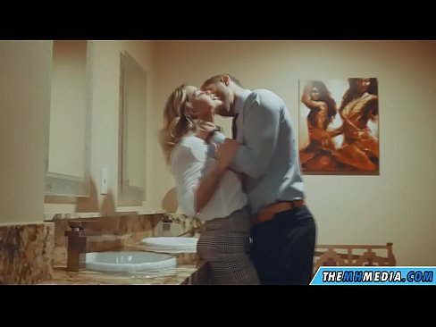 ❤️ Quando uma loira peituda o seduz em um banheiro público ️ Porno em nós ❌❤